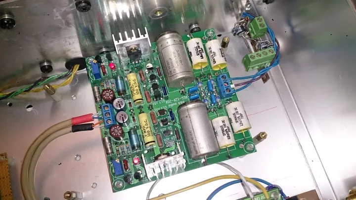 （編註：年紀大了懶得自己動手焊，我是直接買組裝與測試好的半成品，穩壓所用的電容都是有些歲月的補品電容，據網頁所載，電容的選用是該工作室特有的調音技術）