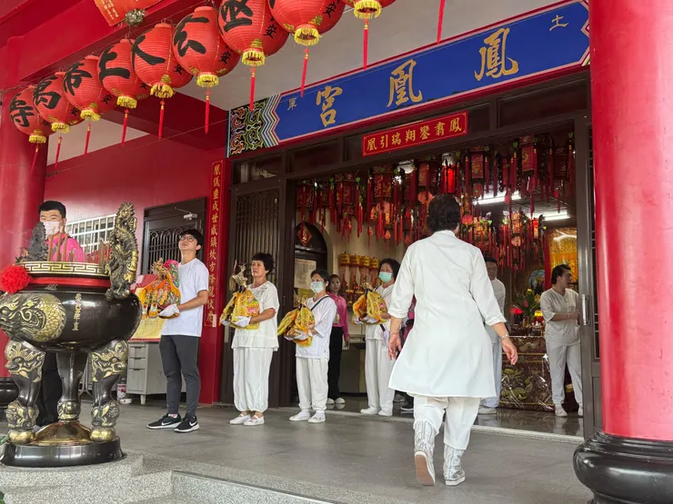 那個不懂的他 正在請神