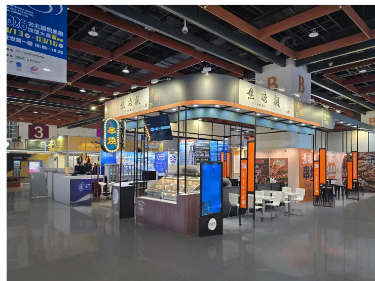 人氣連鎖串燒品牌「焦糖楓」帶著近30家分店、2025年創下2.6億營業額的亮眼成績於__B309攤位強勢登場。(圖：焦糖楓)