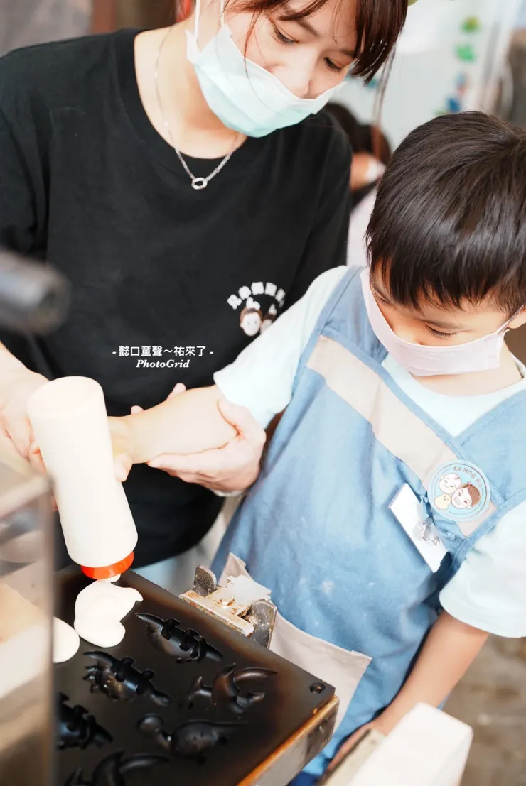 拿起麵糊直接當店長擠出一格一格的麵糊。