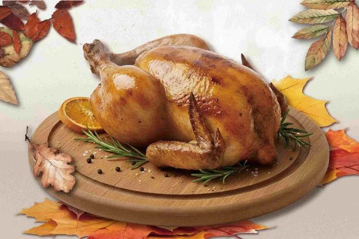 圖說：焦糖楓推出感恩節限定「歲末吃雞・感恩回饋」活動，整隻烤雞感恩價249元，每日各店限量5隻。（資料來源：焦糖楓）（AI輔助創作視覺）