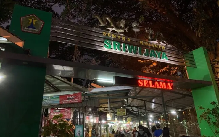 瑪琅火車站前小吃街入口