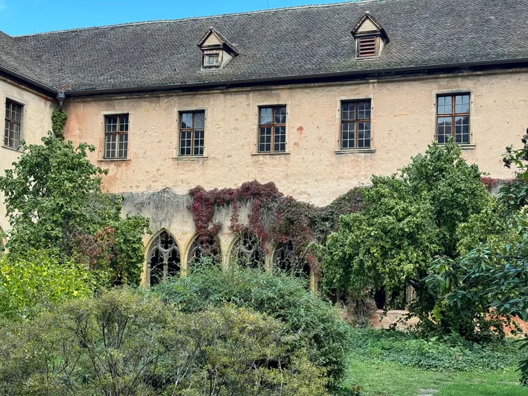 今日的修道院已成博物館，中間的花園不似畫中經過精心打理，卻透露著一種古樸之美。
