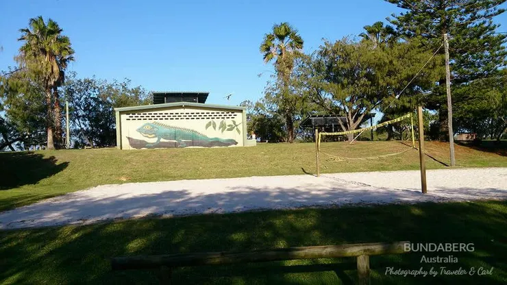 Bundaberg 工作結束，海邊的沙灘排球場