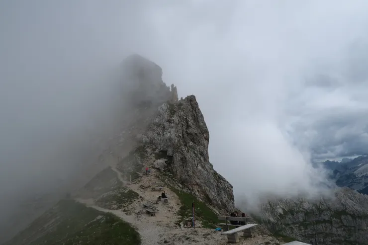 進階路線方向和崩壁已全部在白牆後面