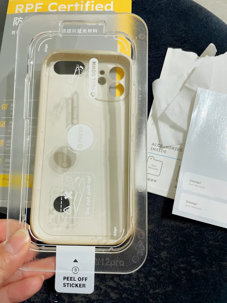 讓人貼膜零失敗的小工具(手機殼為示意手機)