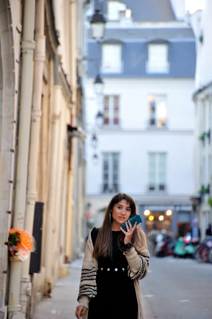 【瑪黑區街頭漫拍，這樣拿手機好危險的長髮美女。】