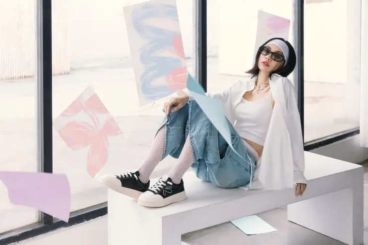 ▲今年母親節，東笙集團旗下精選多款兼具舒適機能與設計美感的鞋款，為春夏造型提供多元選擇。圖為CHOiCE牛貼皮免綁帶厚底休閒鞋，售價2,480元。