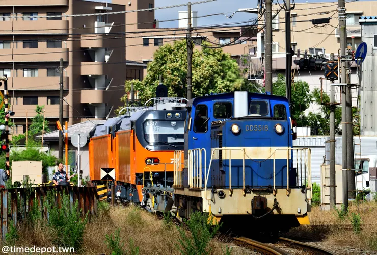 新製出廠的E500型機車經由神奈川臨海鐵道前往港邊，準備出口到臺灣，形成臺灣火車在異國鐵道上行駛的畫面