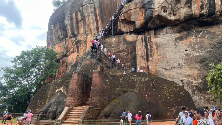 陡上的階梯和長長的人龍
