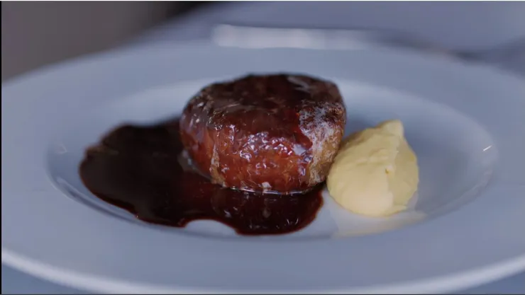 劇中第十集岳和海一起烹調的漢堡排搭配蛋黃泥,圖片來源:Netflix