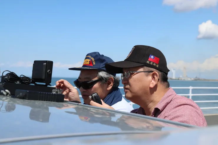 於日本操作 NTS115A、享受運用樂趣的台灣 CB 玩家 155TW321 James 先生（前方），副操作員為筆者（後方）。