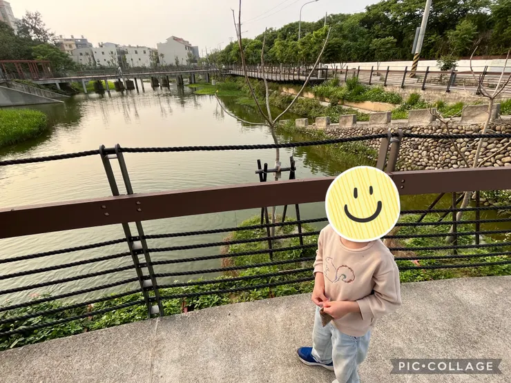 餵魚就很開心好騙的小孩。