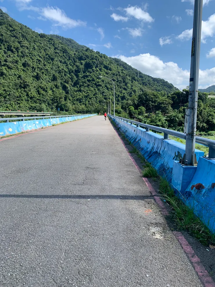 前往發電廠的路途看似平坦、寬闊