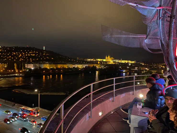 酒吧頂樓的座位採環狀設計,能360度欣賞布拉格城市夜景。只是11月天,在外面太冷,無法久待。