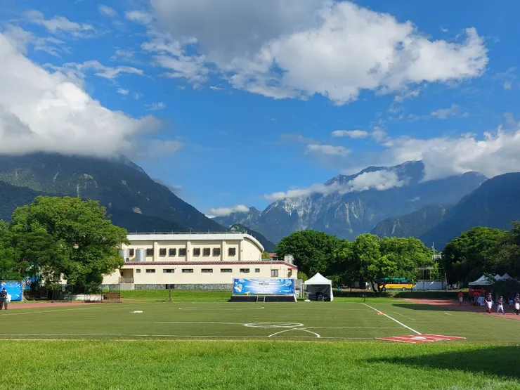 新城國小與大山 / 資料來源：我自己