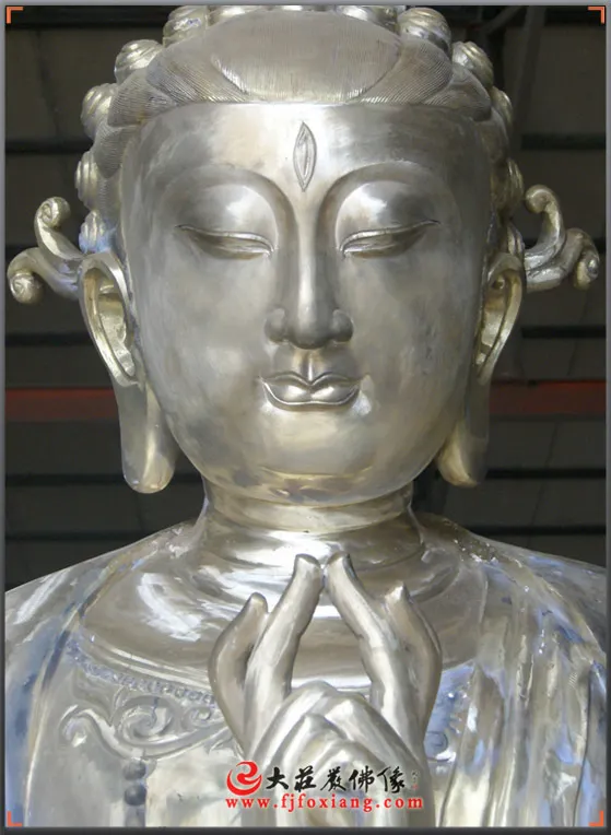 銅像面部