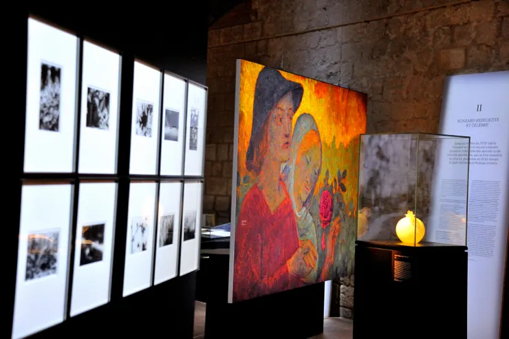 【教士食堂內部的「RONS ART」展】