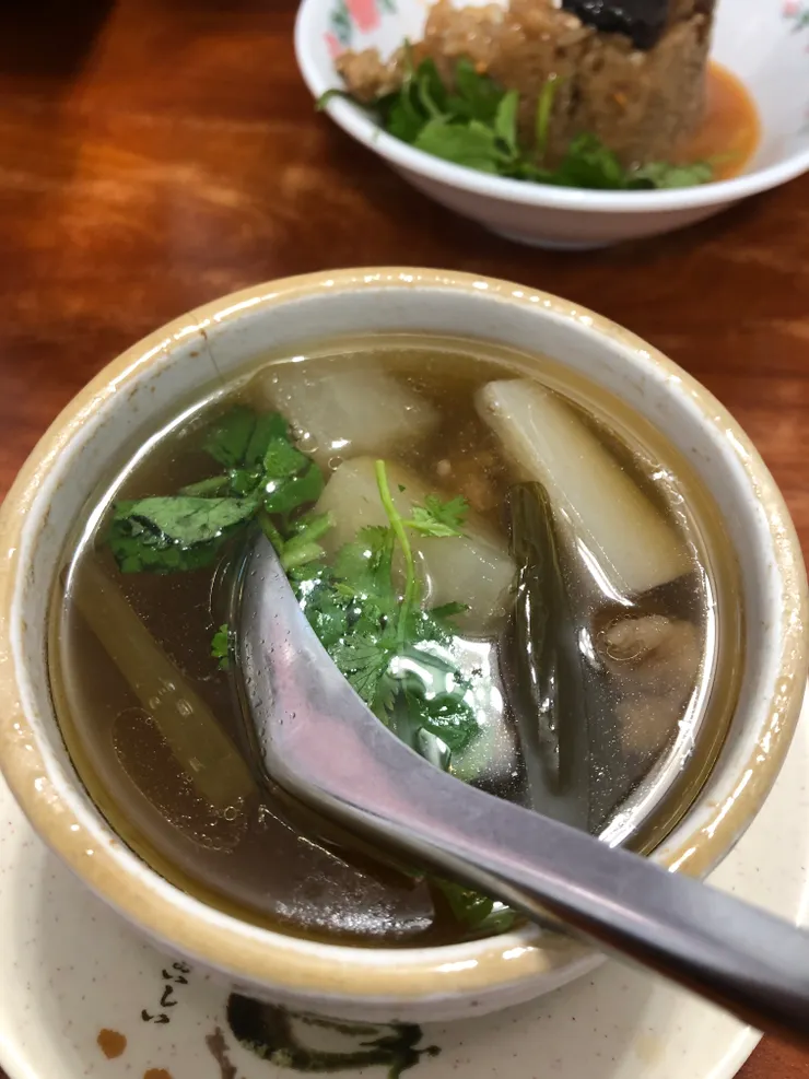 蘿蔔解膩、香菜提味，整碗湯請爽好喝不油膩！