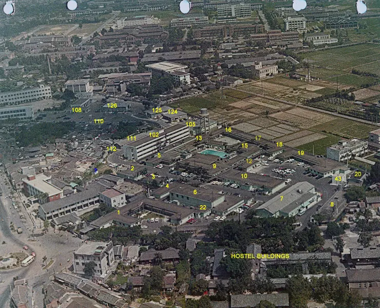 照片可見空軍通訊大隊大片的營區。左方建築是現在的進修學院,後方小丘為「龜山」及林家大厝(拍攝於1968年。圖片來源:Taipei Air Station)