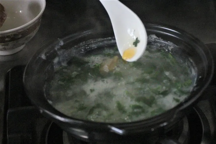 薺菜糝的作法很簡單,只要需要把熬好的米漿粥(比較稀的粥),加入薺菜,起鍋前加入蜆殼般大小的少許香油即可。