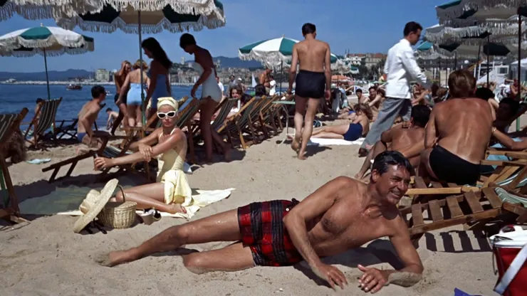 難得有女性穿著泳裝，卻非充斥著男性凝視的電影場景