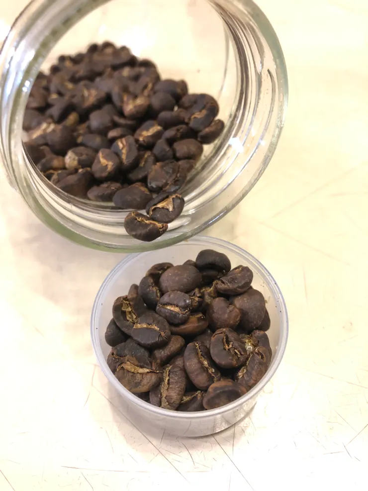 這回朋友烤的豆子用的蘇門答臘 加幼 曼特寧的豆種，很多人會說曼特寧不是又苦又焦？拿來做手沖？其實這批做的是中焙豆，喝起來沒有明顯的草味，反而多了點巧克力（還是焦糖）的回甘，酸度一點咬舌，不過很快的就由舌根轉甘甜，很微妙的變化。