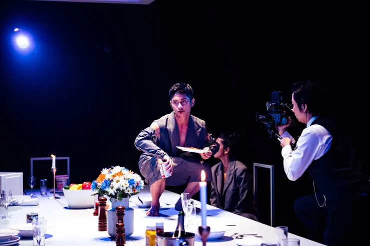 蹲著的演員就是菲律賓的Russ