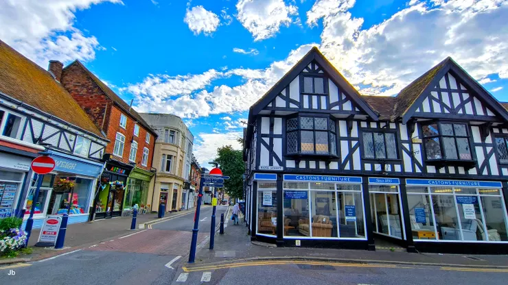 【說大清早其實也9點多了，但高街仍一片靜寂，路上行人也多有年紀。】