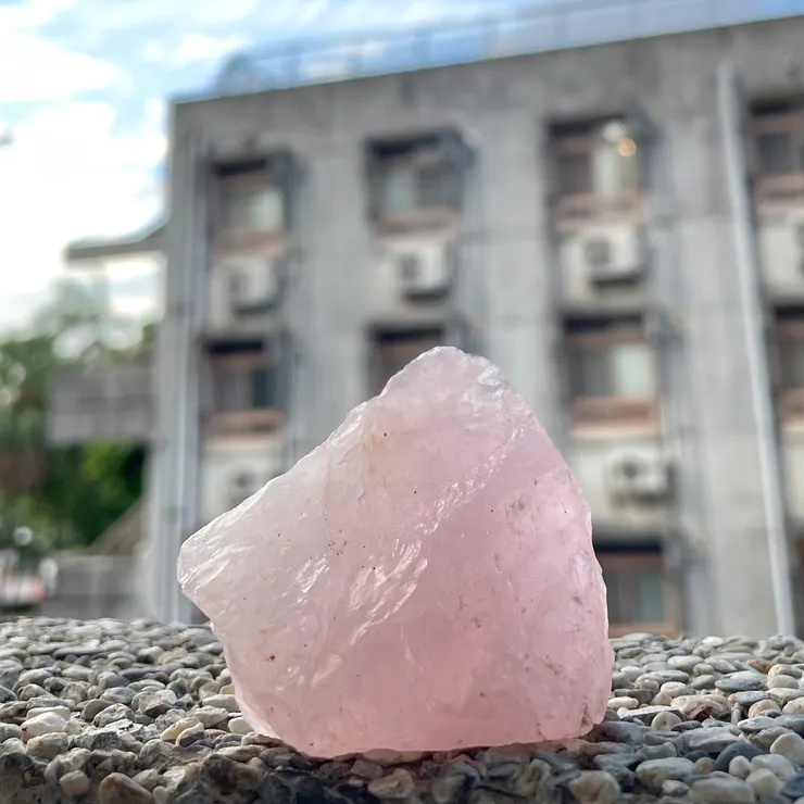 也曾試著把礦石放在窗台上拍照