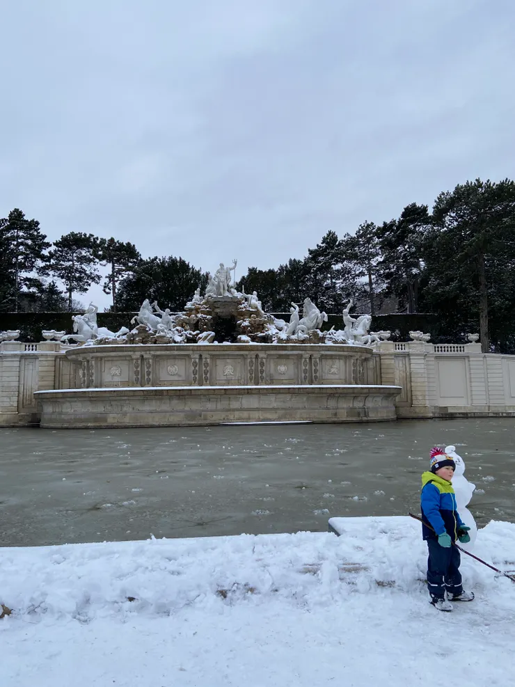 噴泉和前方的水池都冰凍了，前面這位小弟再完別人堆好的雪人