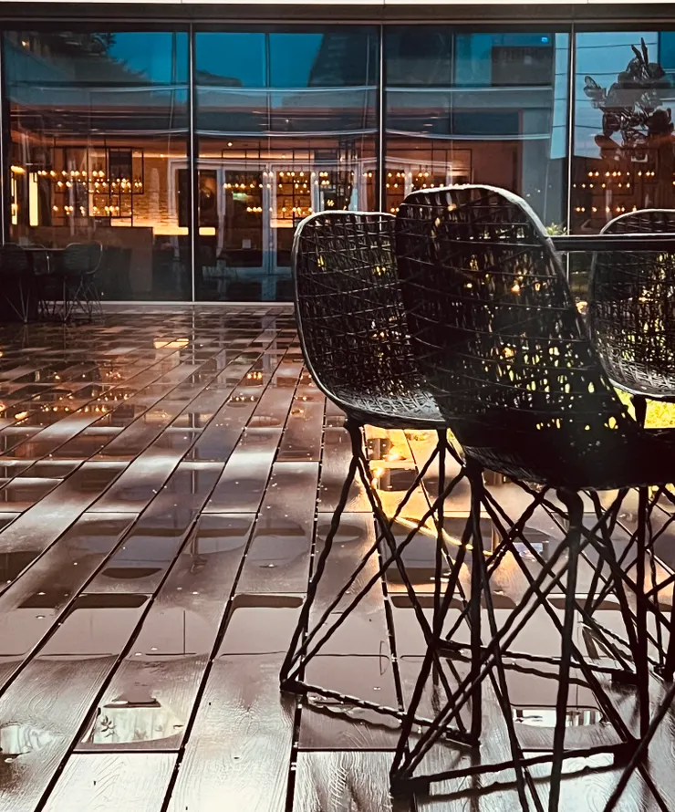 大雨後，聚會將散 。