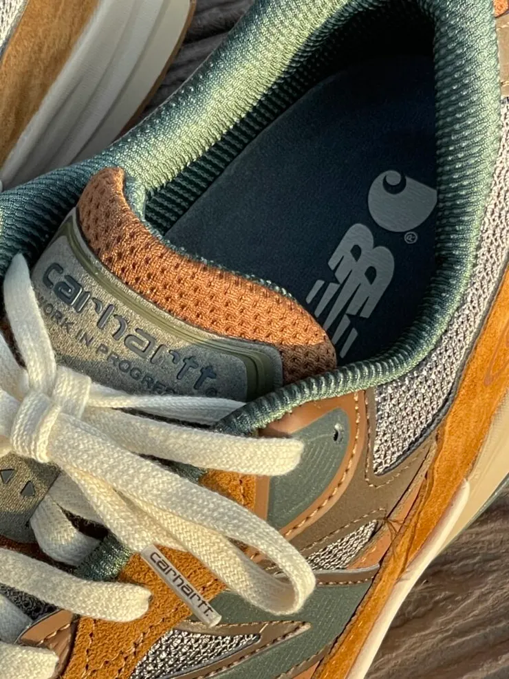 鞋墊上、鞋舌上、鞋帶頭上，都時時提醒這是NB與Carhartt的結晶