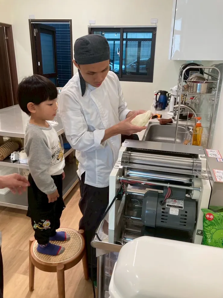 認真聽課的孩子