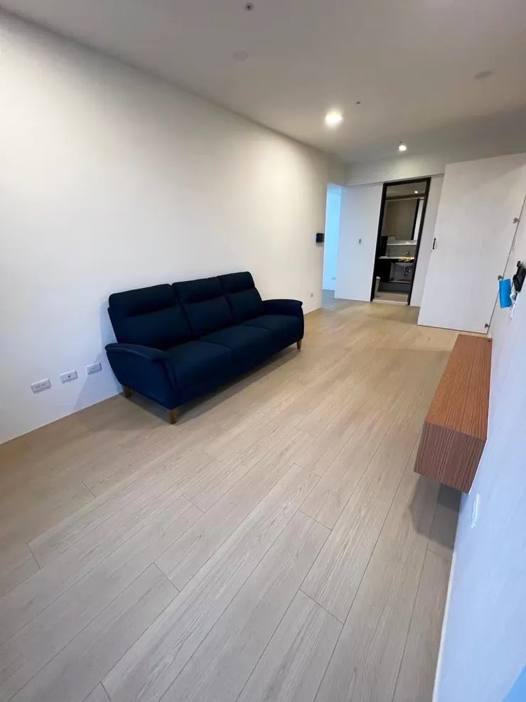 德國 Krono 超耐磨地板紐倫堡系列,近看其細膩木紋與極具質感的微導角設計