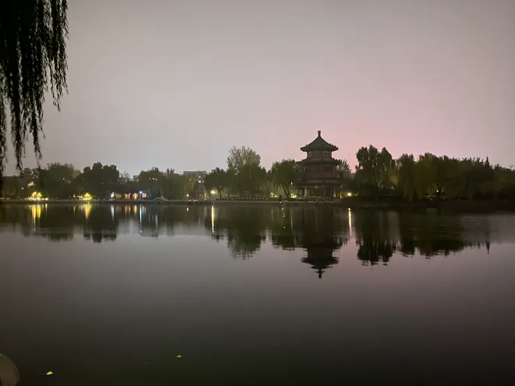 ▲什剎海的另一頭是望海樓園景。