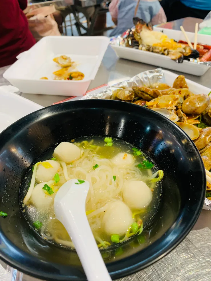 魚丸米粉，有8顆魚丸，50株。泰式米粉清湯很好吃，是很家常的美味，我喜歡泰式勝過喜歡臺式。