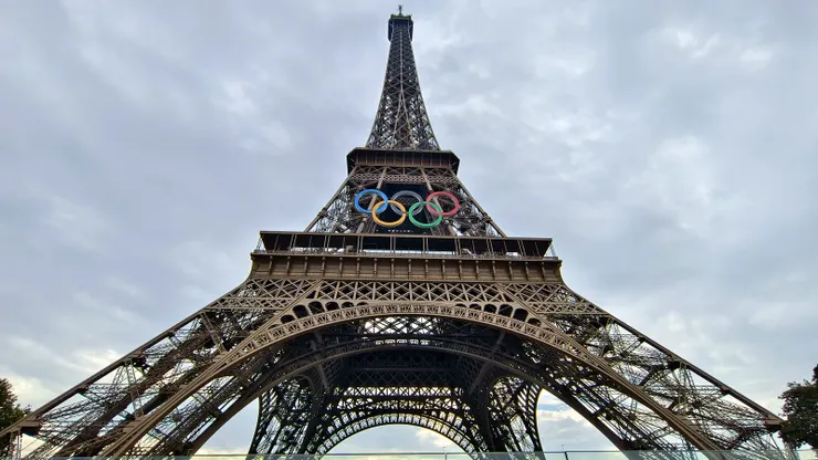 【今天它是舉世聞名的浪漫地標 誰知當年因金屬怪物爭議呶呶！奧運標誌尚未拆除。】