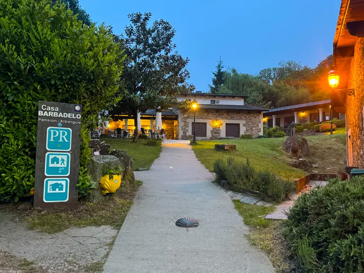 肚子好餓但7:30，咖啡廳還沒上班