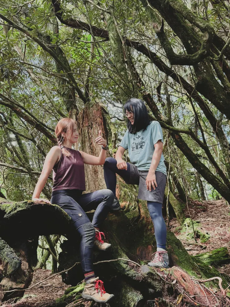 正在教正芬怎麼把讚比的很生動～～😌