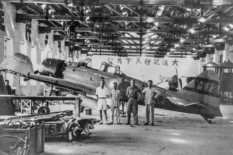 相對完整的「零戰」3372號（機尾序列號 V-172），據説攝於柳州。 右2穿軍服者，應該是時任南太平洋戰區（SOPAC）美國陸航參謀長的丁寧（Nathan F. Twining）© US Army Air Corps