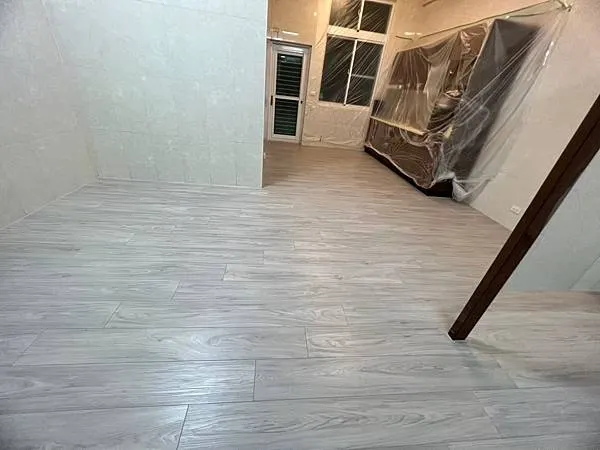 高品質的地板不只是好看，更提升了日常工作的舒適感。