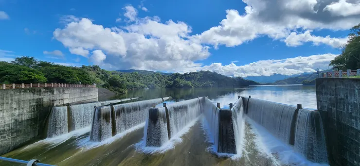 到達潭水滿溢的鋸齒堰