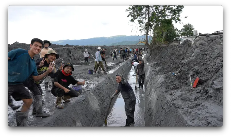清理水圳的志工