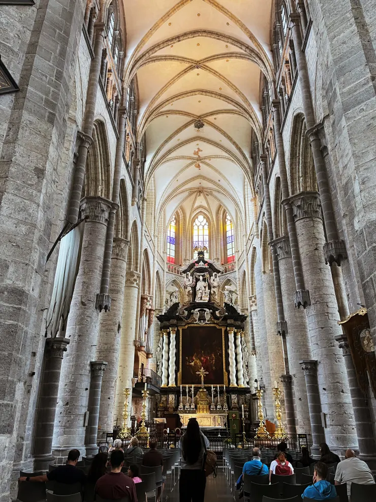 教堂內部寬敞明亮，保留了不少歷史與藝術氣息。