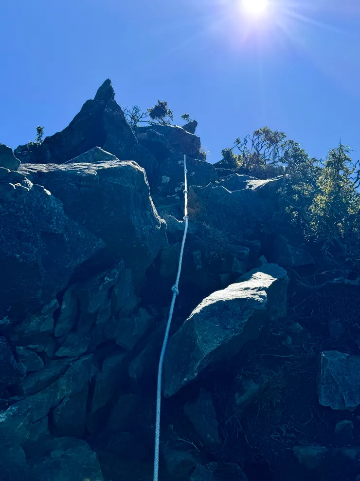 爬上去後就是小關山三角點了