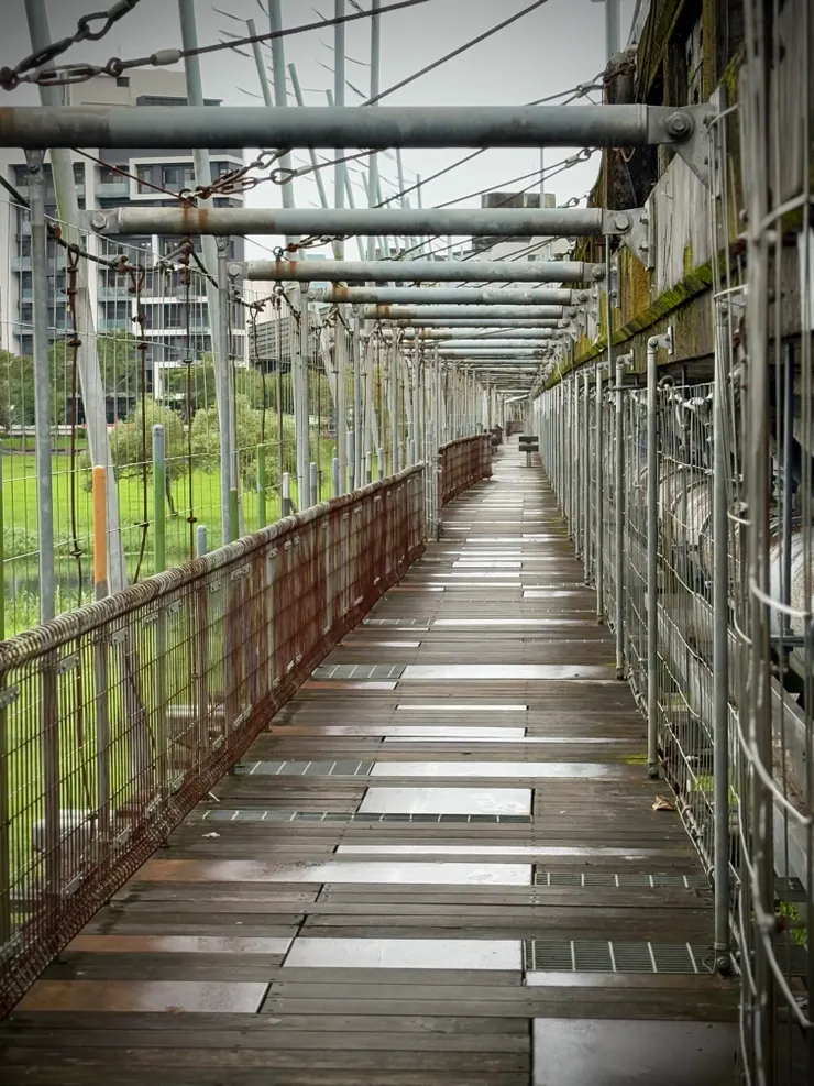 斑駁生鏽的鐵網，是故意還是不小心的工業風呢？😂