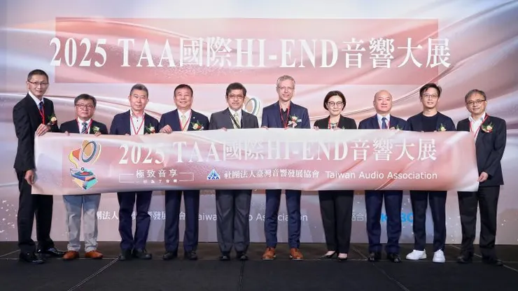 ▲響應盛大開展，TAA臺灣音響發展協會理事長施孝棣與各界貴賓代表合影留念。