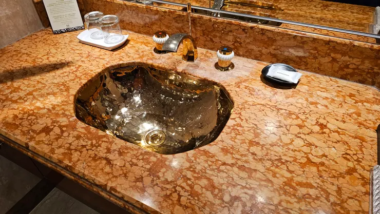 真的很有搭阿聯酋航空商務艙和頭等艙的感覺!因為阿聯酋飛機上也是很多金光閃閃的元素!