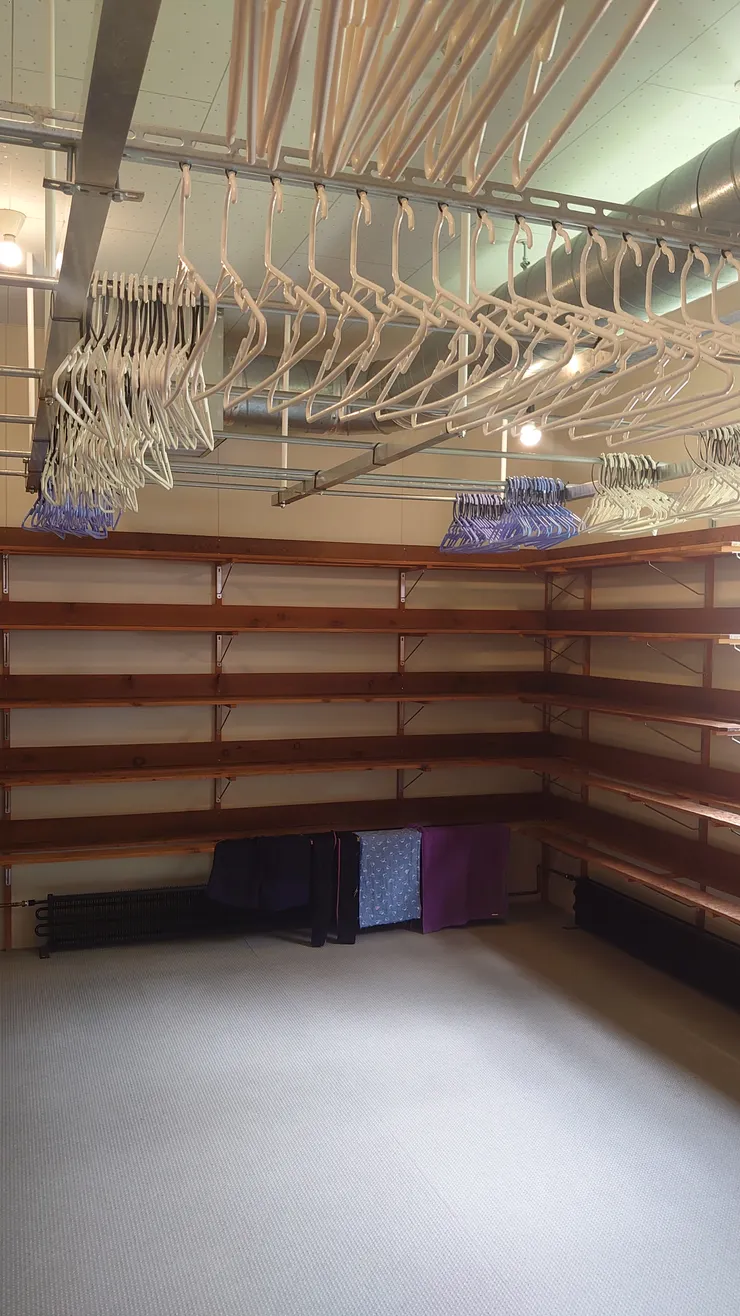 乾燥室，又乾淨，設備又新。不過在這個大家都可以洗澡的地方，一堆濕毛巾加持下，反而甚麼都乾不了。